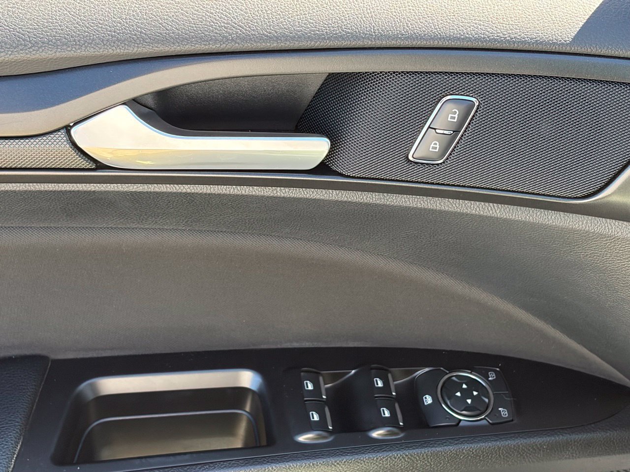 Used 2018 Ford Fusion SE w/ Equipment Group 201A FWD image 7