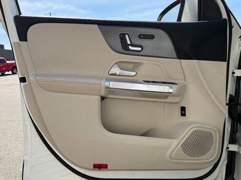 Used 2021 Mercedes-Benz GLB 250 4MATIC image 20