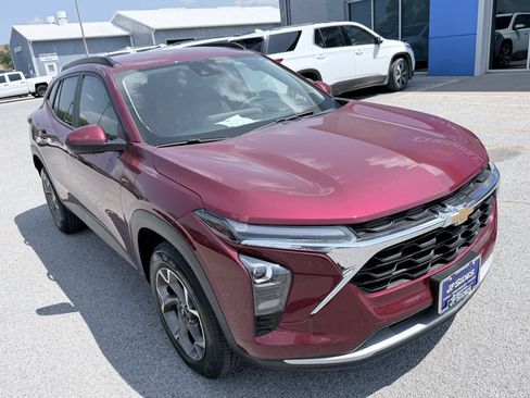 Used 2025 Chevrolet Trax LT w/ LT Convenience Package FWD image 3