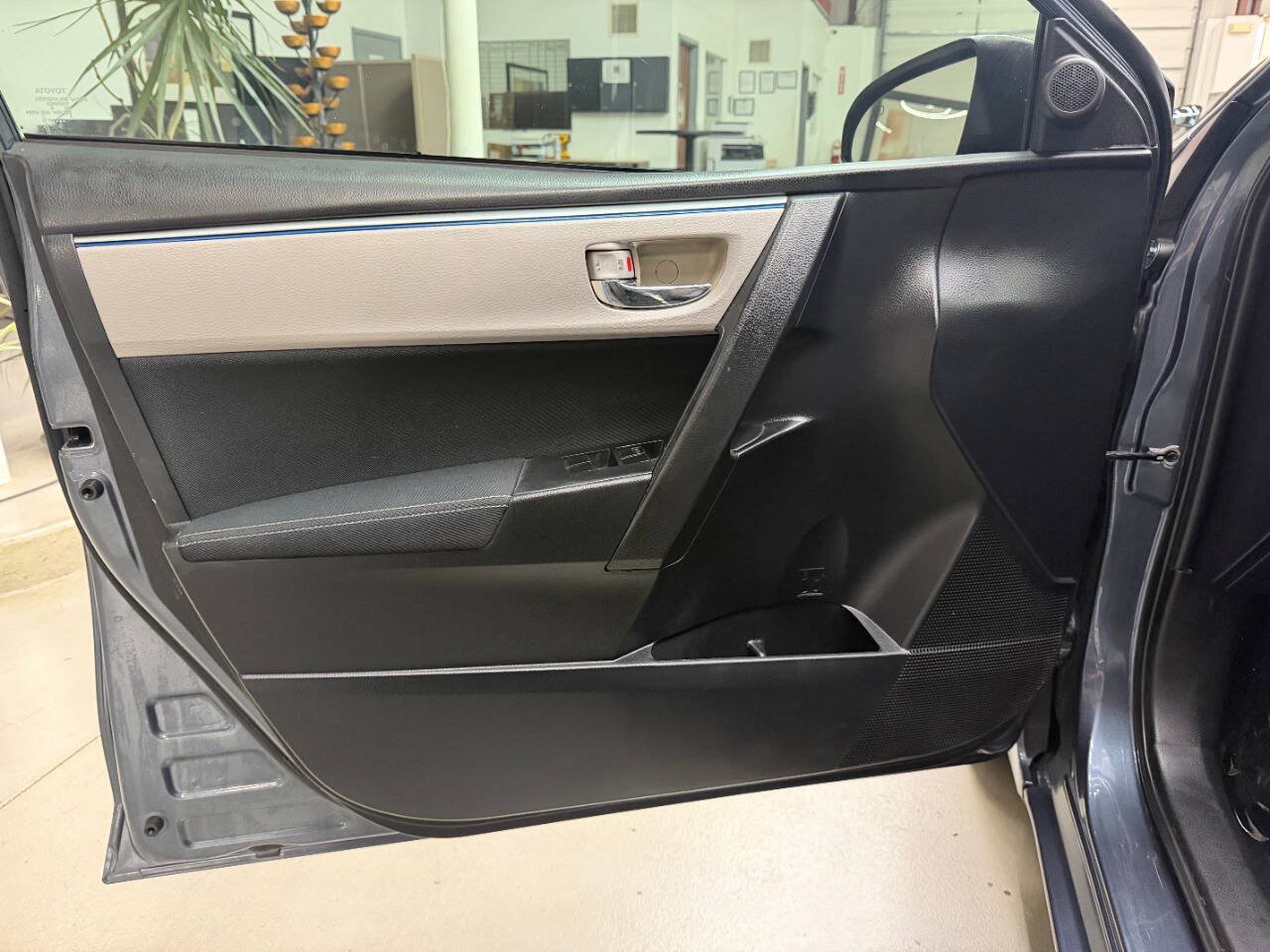 Used 2016 Toyota Corolla LE FWD image 10