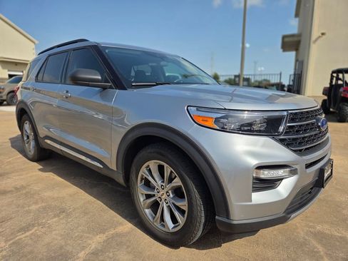 Used 2020 Ford Explorer XLT w/ Equipment Group 202A RWD image 3
