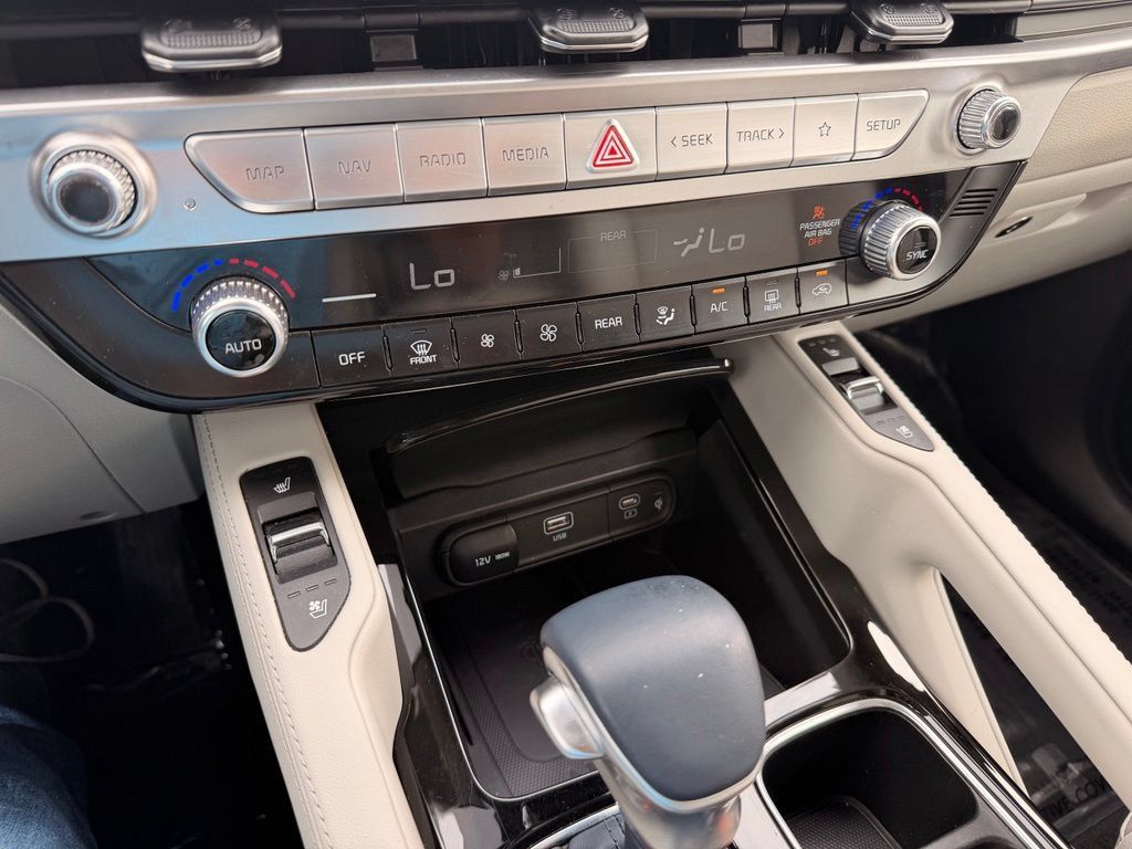 Used 2024 Kia Telluride EX w/ EX Captain's Chair Package FWD image 22