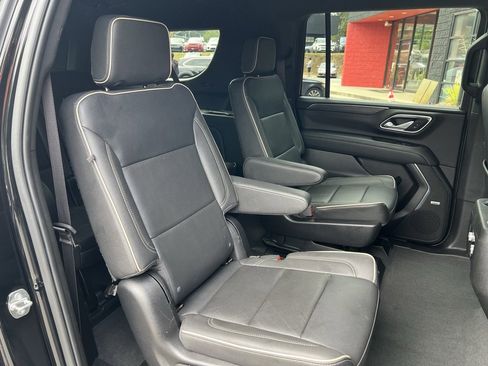 Used 2022 GMC Yukon XL SLT w/ SLT Luxury Package image 34