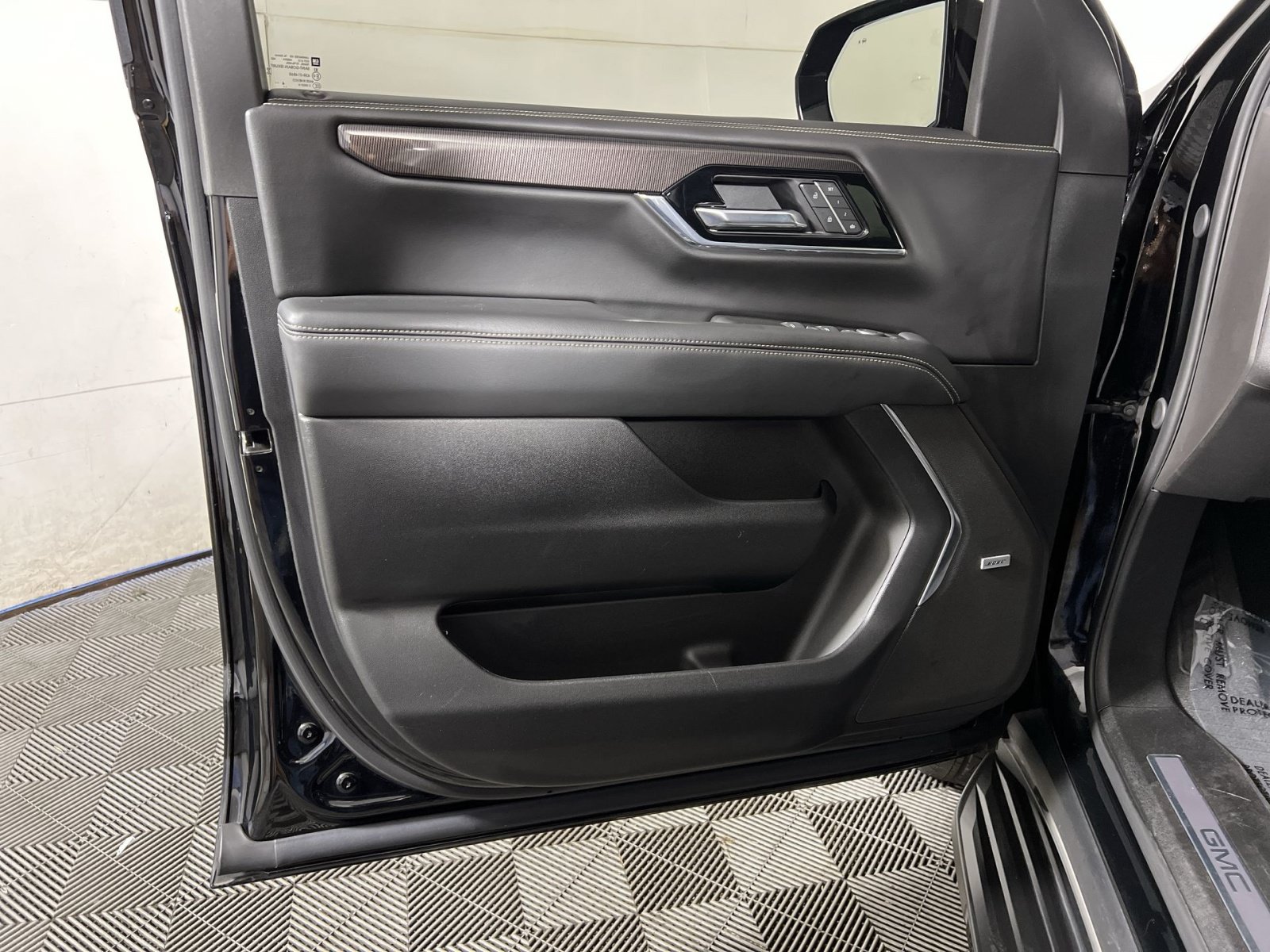 Used 2025 GMC Yukon XL Elevation w/ Elevation Premium Package AWD/4WD image 14