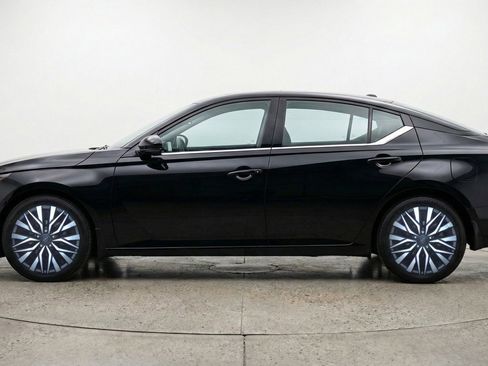 Used 2025 Nissan Altima 2.5 SV image 5