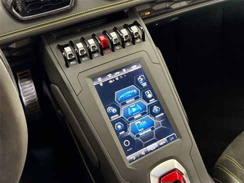 Used 2022 Lamborghini Huracan EVO RWD image 21