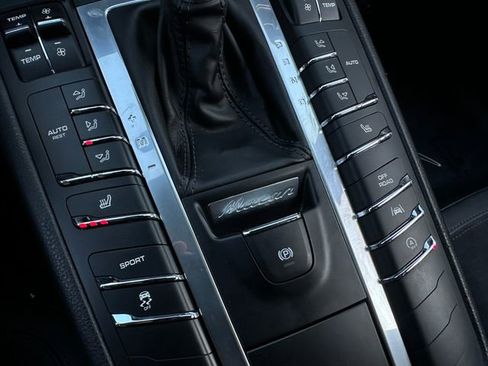 Used 2017 Porsche Macan image 32