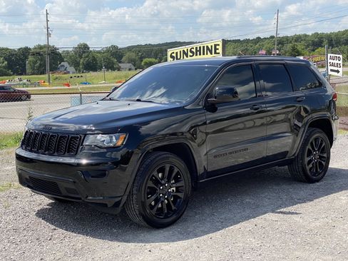 Used 2021 Jeep Grand Cherokee Laredo X AWD/4WD image 3