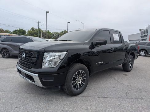 Used 2022 Nissan Titan SV image 7