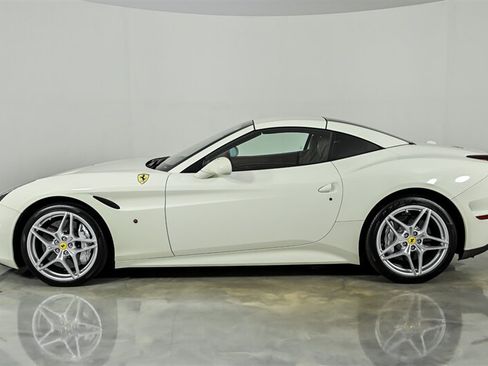 Used 2017 Ferrari California T RWD image 37
