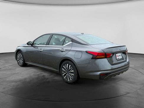 Used 2025 Nissan Altima 2.5 SV FWD image 7