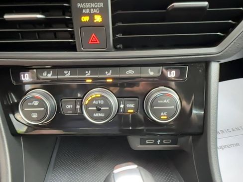 Used 2021 Volkswagen Jetta SE w/ SE Cold Weather Package FWD image 8