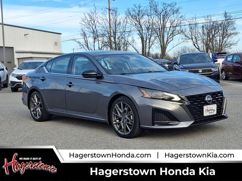 Used 2023 Nissan Altima 2.0 SR image 1