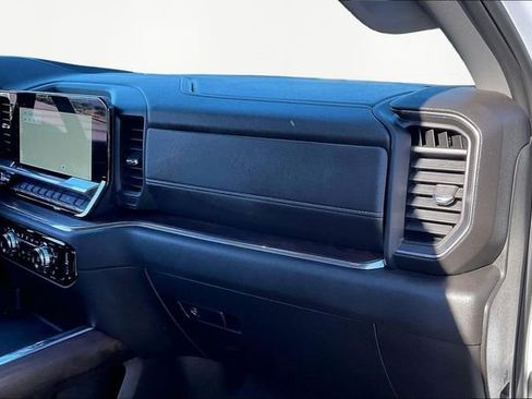 Used 2024 GMC Sierra 2500 SLT w/ SLT Premium Package image 17