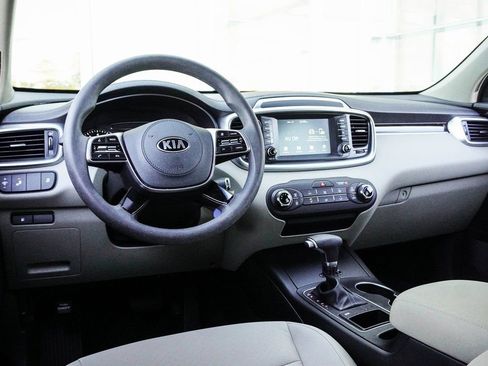Used 2020 Kia Sorento LX image 12