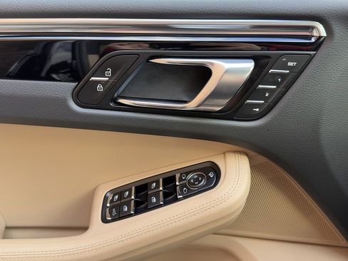 Certified 2025 Porsche Macan image 17