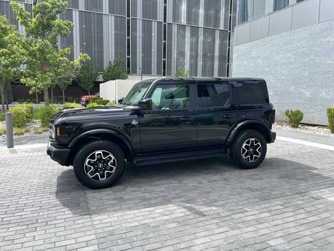Used 2025 Ford Bronco Outer Banks AWD/4WD image 2