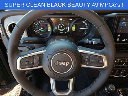 Used 2025 Jeep Wrangler Unlimited Sahara AWD/4WD image 19