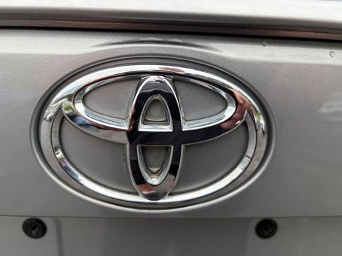 Used 2019 Toyota RAV4 XLE FWD image 11