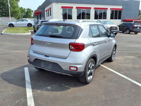 Used 2025 Hyundai Venue SEL FWD image 4