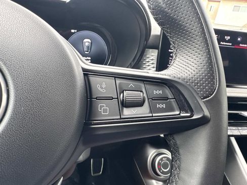 Used 2025 Alfa Romeo Tonale AWD/4WD image 17