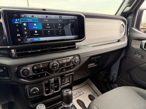 Used 2025 Jeep Wrangler Unlimited Sahara image 11