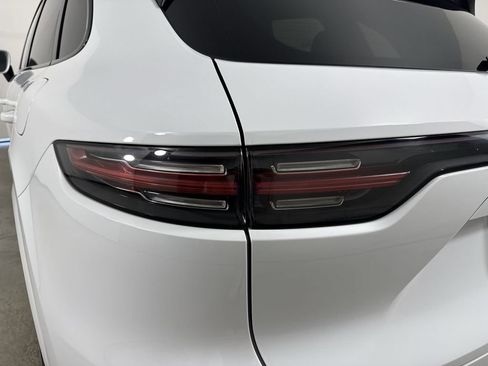Certified 2021 Porsche Cayenne E-Hybrid AWD/4WD image 17