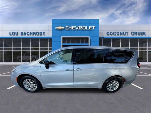 Used 2024 Chrysler Pacifica Touring-L image 5