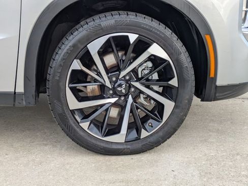 Used 2024 Mitsubishi Outlander SE image 11