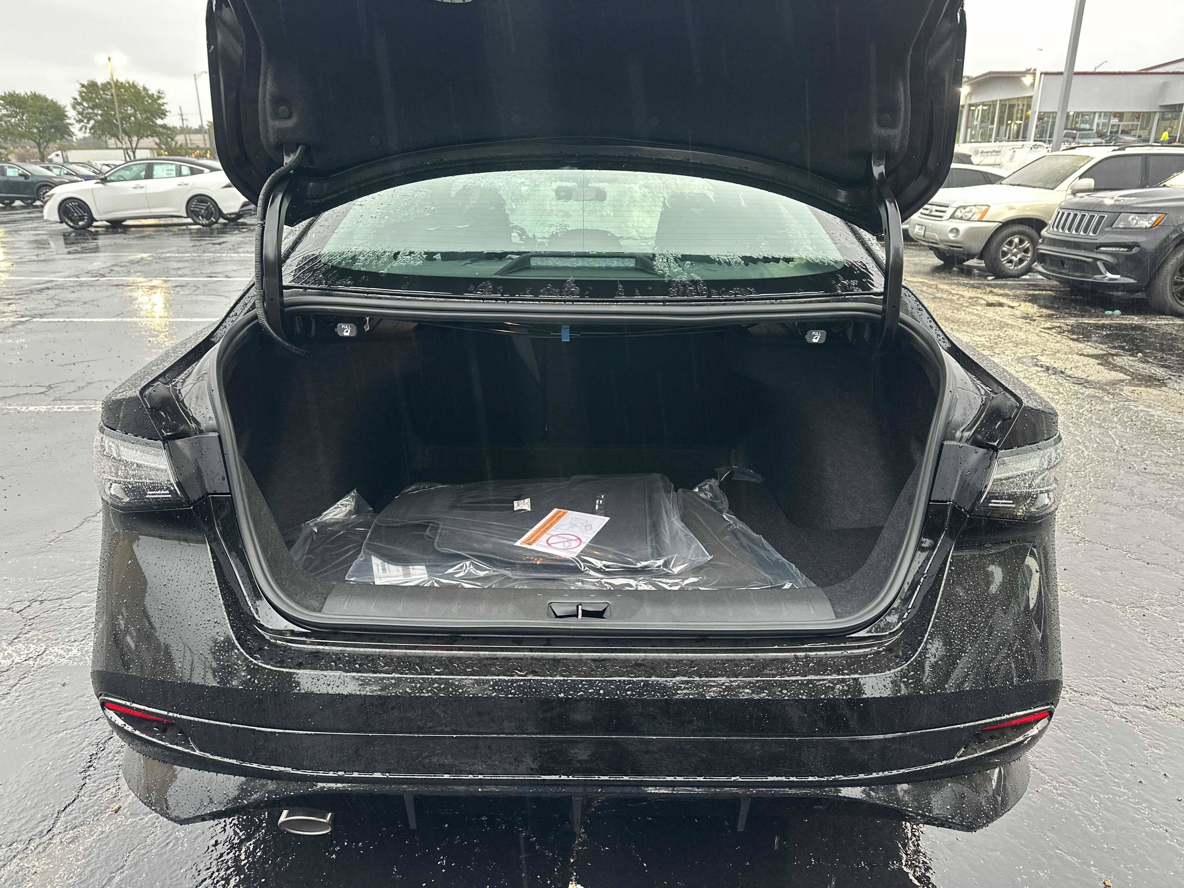 New 2027 Nissan Sentra SR w/ Floor Mat Package FWD image 14