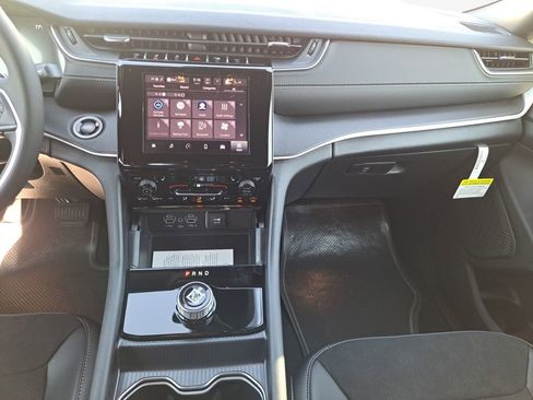 New 2025 Jeep Grand Cherokee L Altitude image 3
