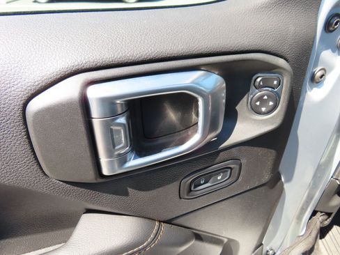 Used 2023 Jeep Wrangler Unlimited Sahara AWD/4WD image 14