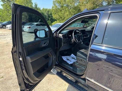 Used 2022 Chevrolet Tahoe Z71 w/ Luxury Package AWD/4WD image 17