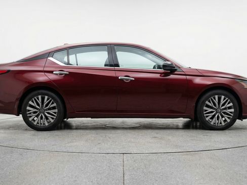 Used 2025 Nissan Altima 2.5 SV FWD image 11