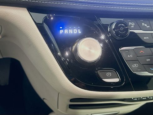 Used 2023 Chrysler Pacifica Touring-L image 24