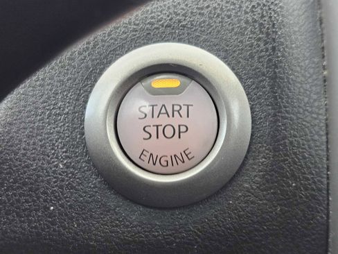 Used 2016 Nissan Versa SL image 20