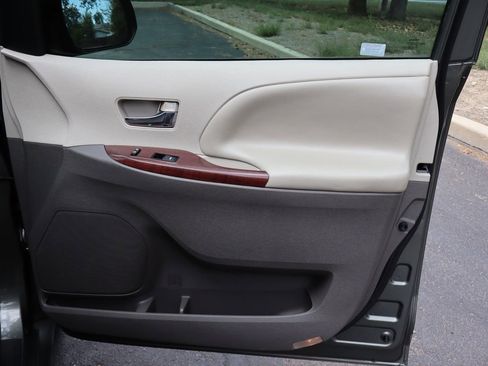 Used 2012 Toyota Sienna XLE image 26