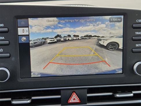 Certified 2025 Hyundai Elantra SE image 20