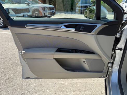 Used 2019 Ford Fusion SE FWD image 8