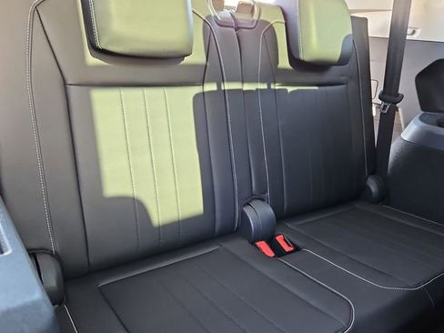 Used 2023 Volkswagen Tiguan SE w/ Panoramic Sunroof Package image 19