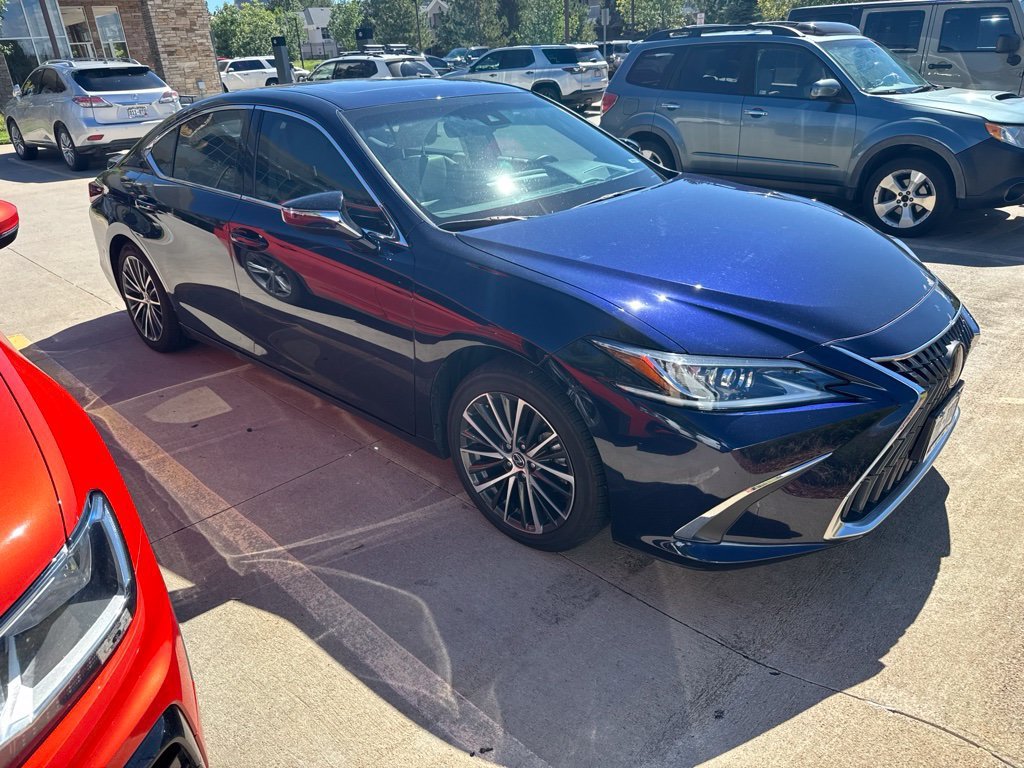 Used 2025 Lexus ES 300h w/ Premium Package FWD image 2