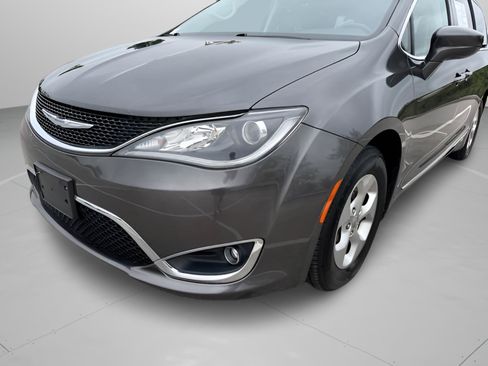 Used 2017 Chrysler Pacifica Touring-L Plus FWD image 29