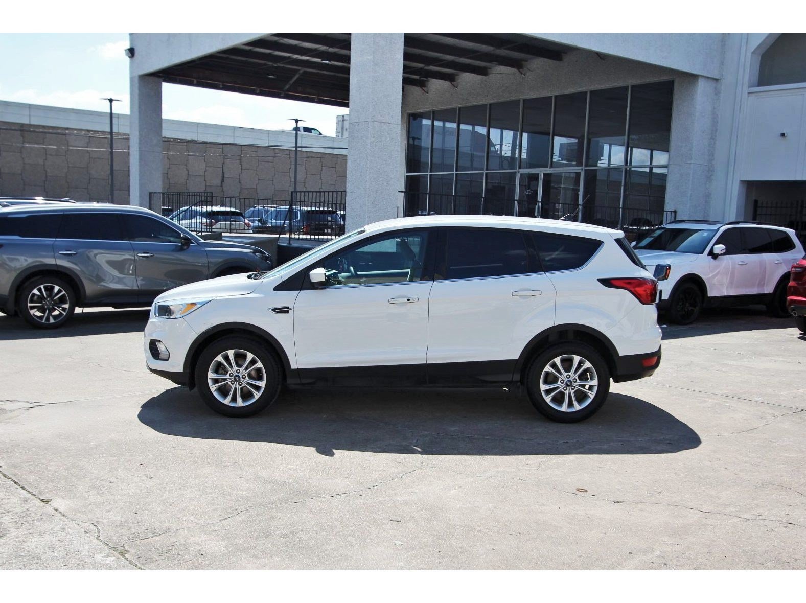 Used 2019 Ford Escape SE FWD image 4