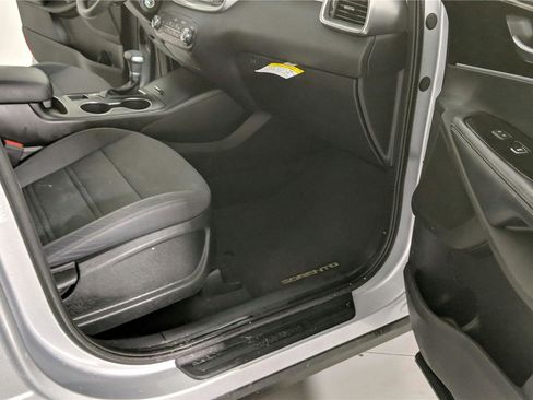 Used 2020 Kia Sorento AWD V6 image 29