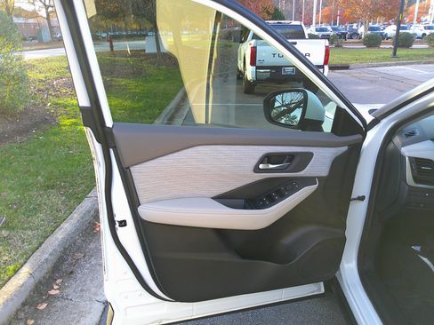 Used 2023 Nissan Rogue SV image 17