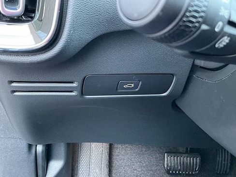 Certified 2025 Volvo XC40 B5 Plus image 22