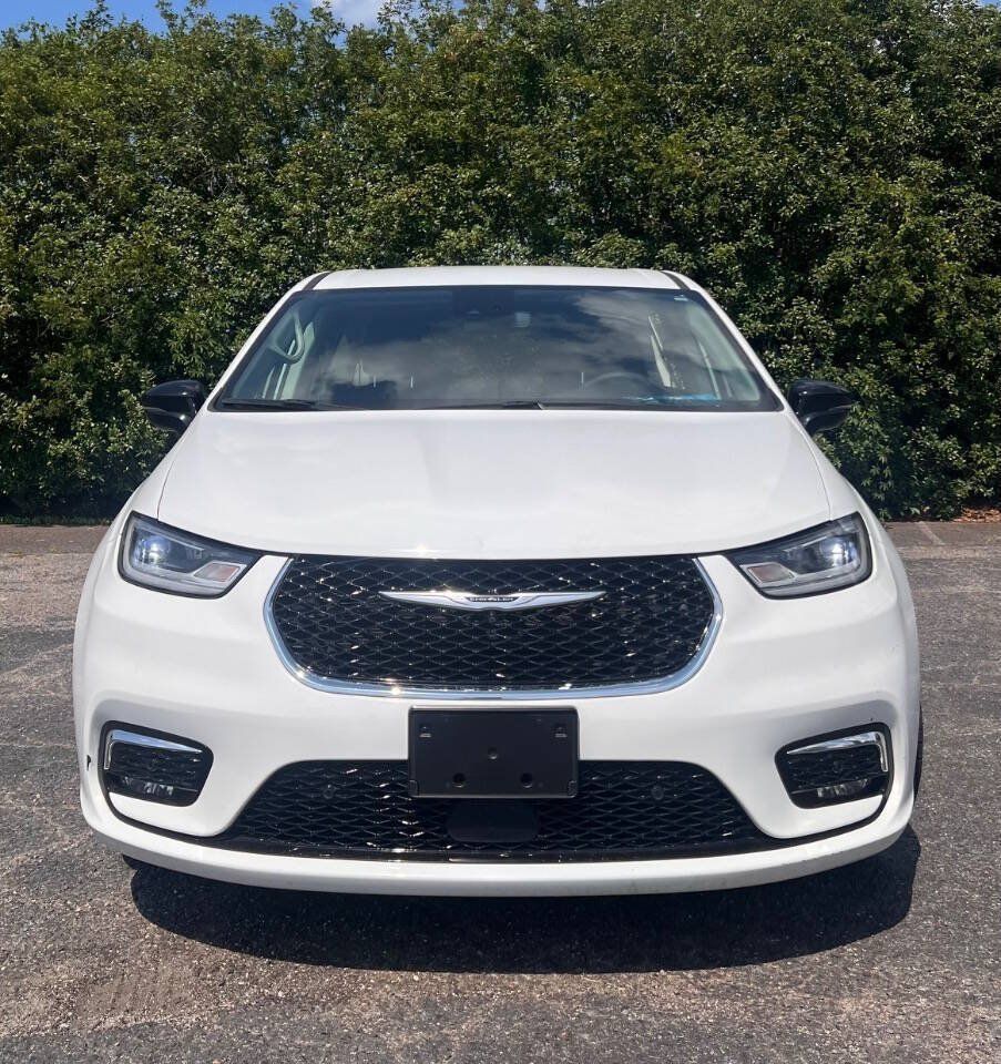Used 2024 Chrysler Pacifica Touring-L FWD image 11