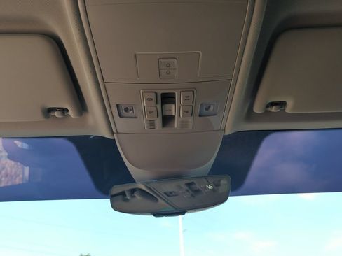 Used 2023 Volkswagen Taos SE w/ Panoramic Sunroof Package FWD image 26