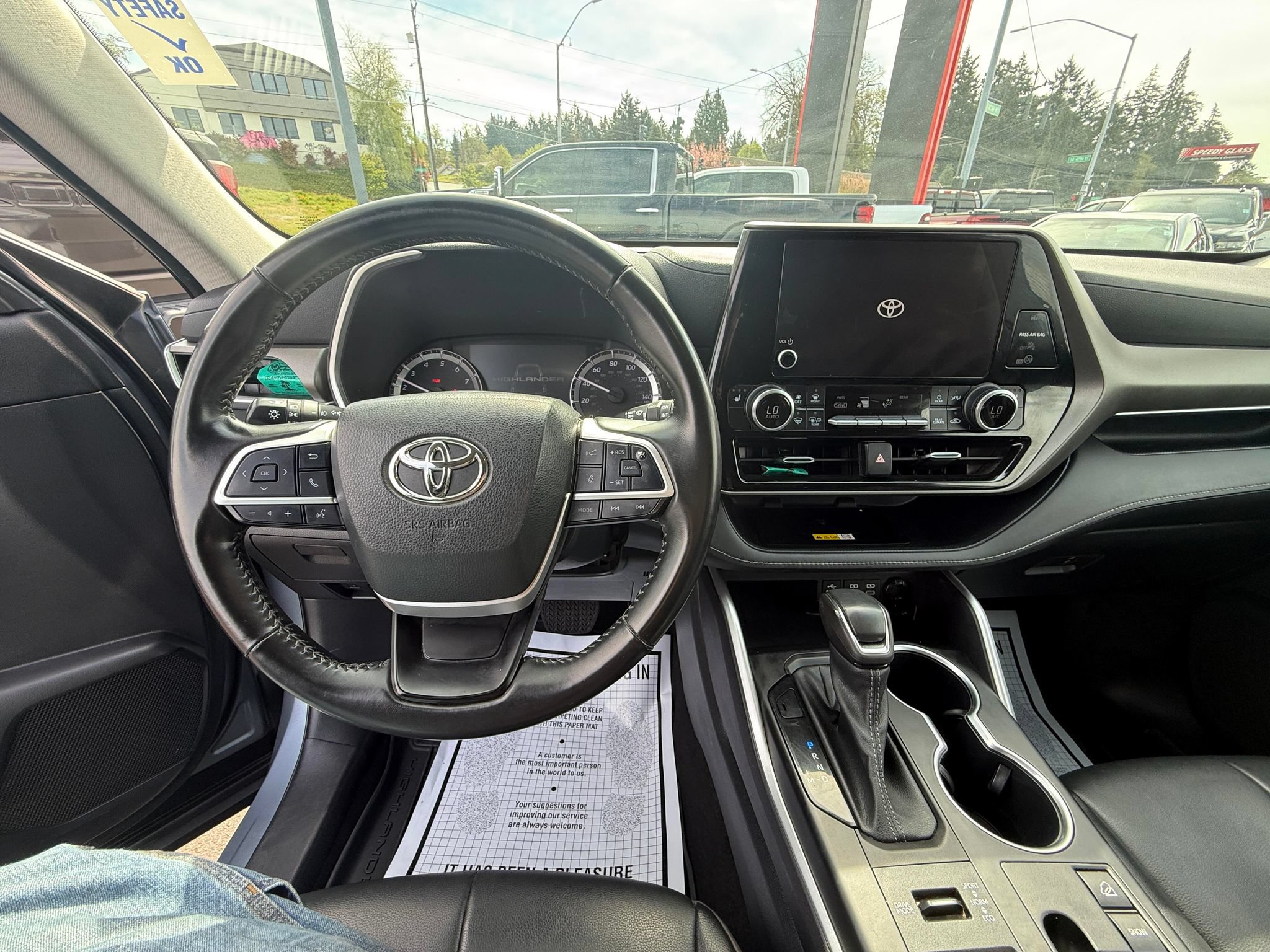 Used 2023 Toyota Highlander XLE AWD/4WD image 10