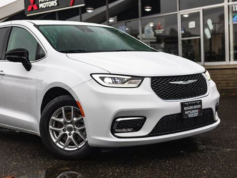 Used 2024 Chrysler Pacifica Touring-L image 3